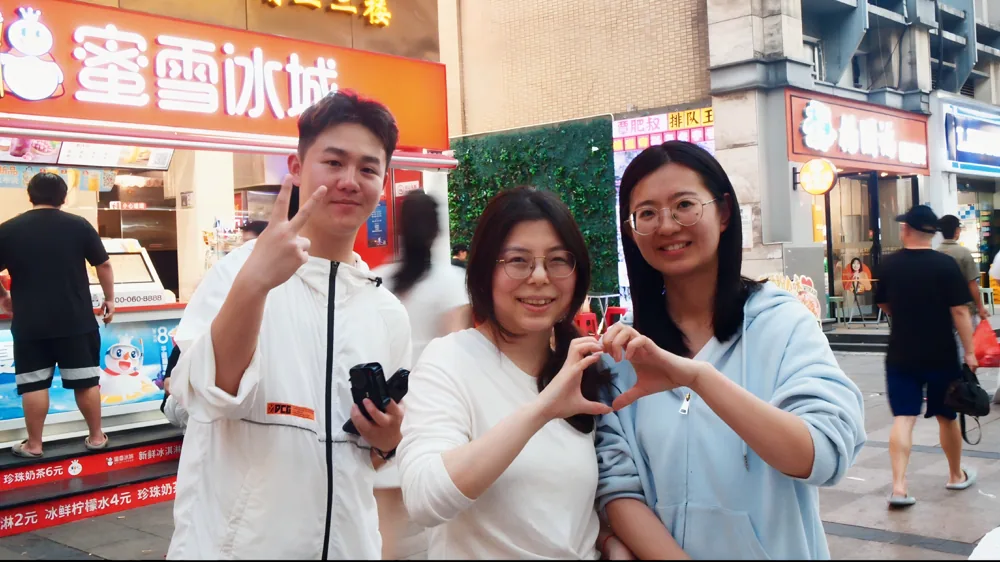 武汉街头采访笑容照片 1