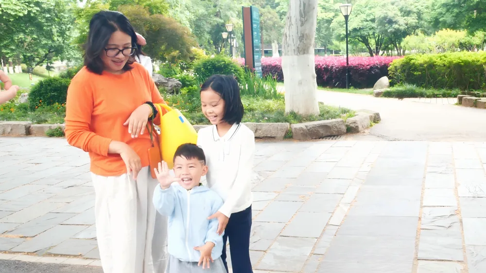 武汉街头采访笑容照片 2