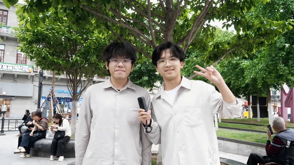 武汉街头采访笑容照片 3