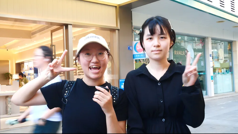 武汉街头采访笑容照片 4