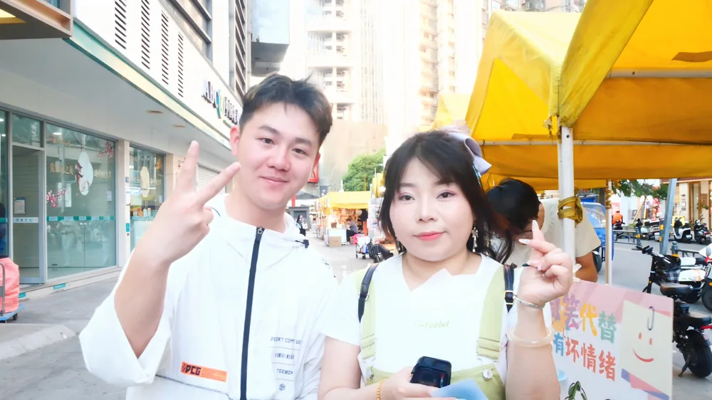 武汉街头采访笑容照片 6