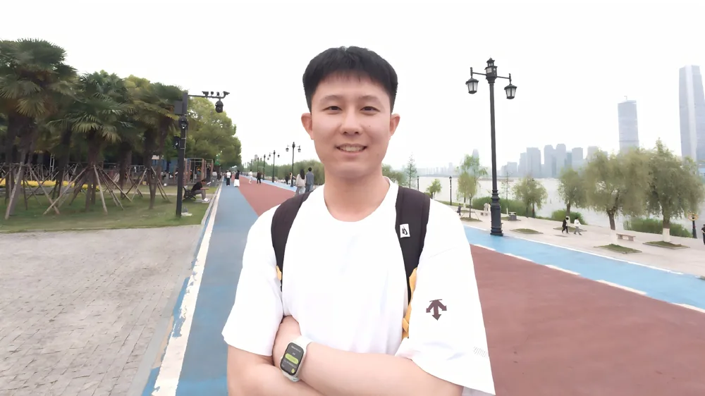 武汉街头采访笑容照片 11