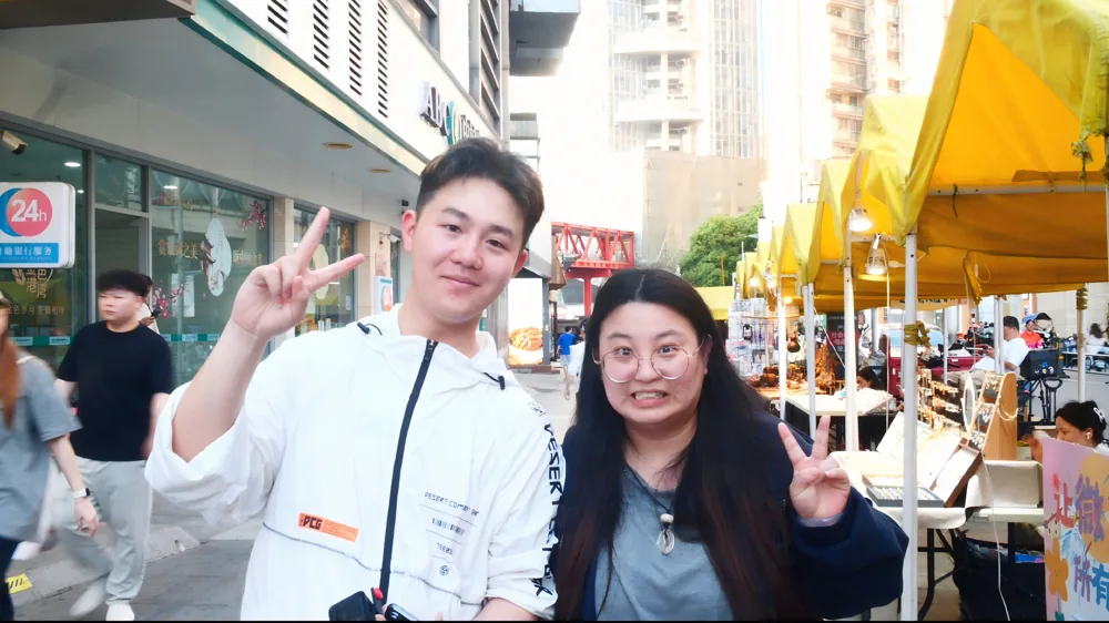 武汉街头采访笑容照片 12